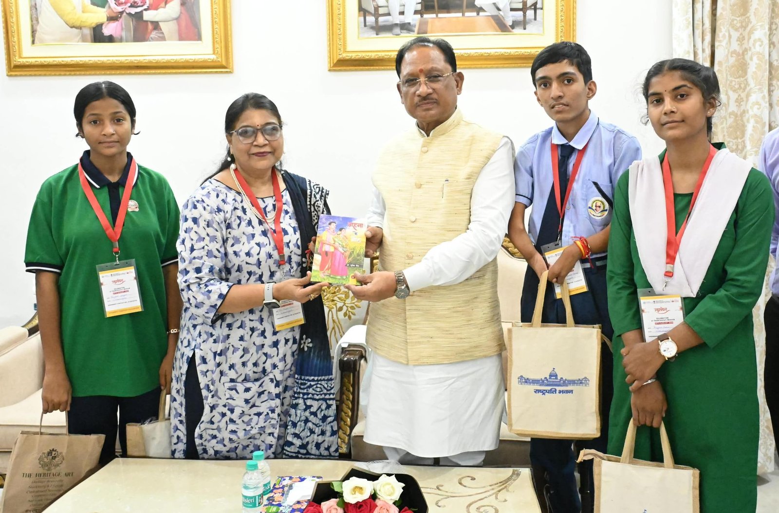 राष्ट्रपति से भेंट कर लौटे प्रतिभावान विद्यार्थियों ने मुख्यमंत्री श्री विष्णु देव साय से की सौजन्य मुलाकात