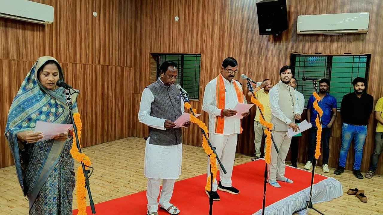 दुर्ग नगर निगम के 9 एल्डरमेनों ने ली शपथ, जनसेवा और विकास के लिए निभाएंगे जिम्मेदारी