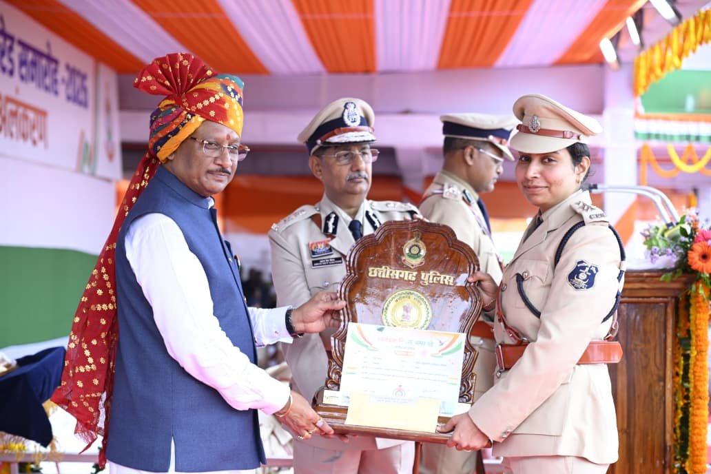 मुख्यमंत्री विष्णु देव साय के करकमलों से उत्कृष्ट सेवा के लिए सम्मानित हुए पुलिस एवं नगर सेना के अधिकारी-कर्मचारी
