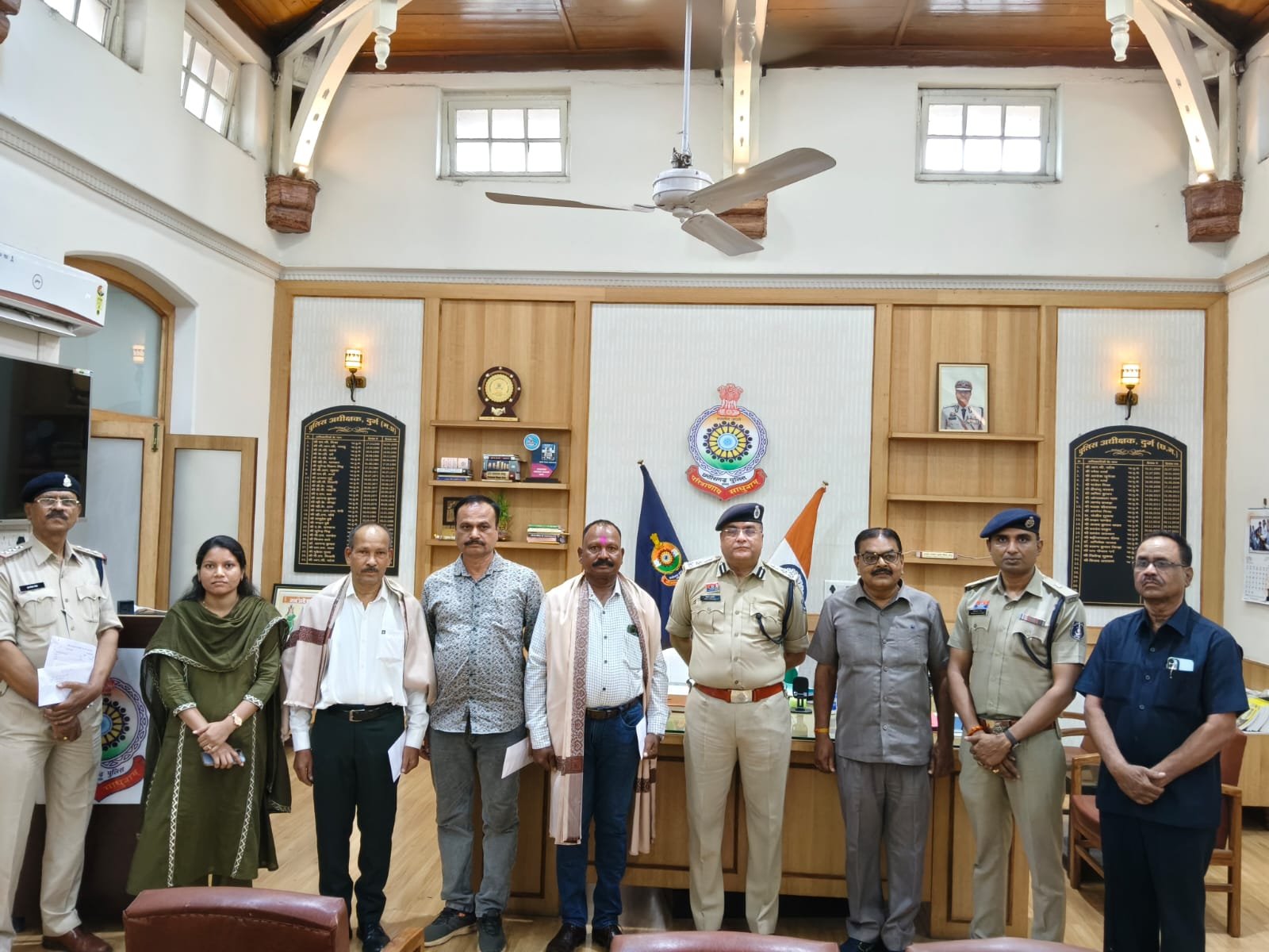 35 से 45 वर्ष की गौरवपूर्ण पुलिस सेवा पूर्ण करने वाले 07 अधिकारी/कर्मचारियों को उनके सेवानिवृत्ति पर सम्मानपूर्वक दी गई विदाई
