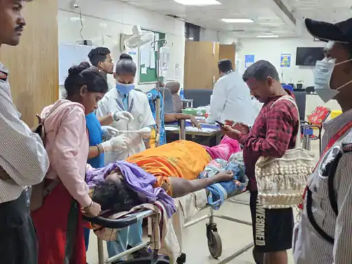 अनिंयत्रित हो कर पिकअप पलटी,दो की मौत, 37 जख्मी