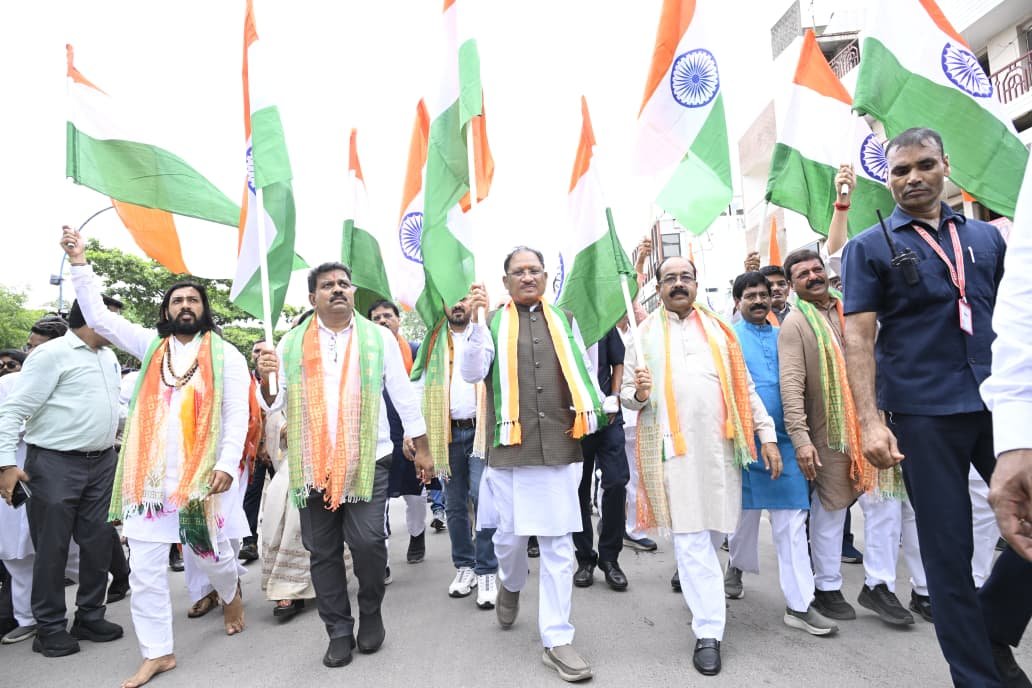 मुख्यमंत्री विष्णु देव साय ने हाथ में तिरंगा थामकर किया भव्य तिरंगा यात्रा का नेतृत्व