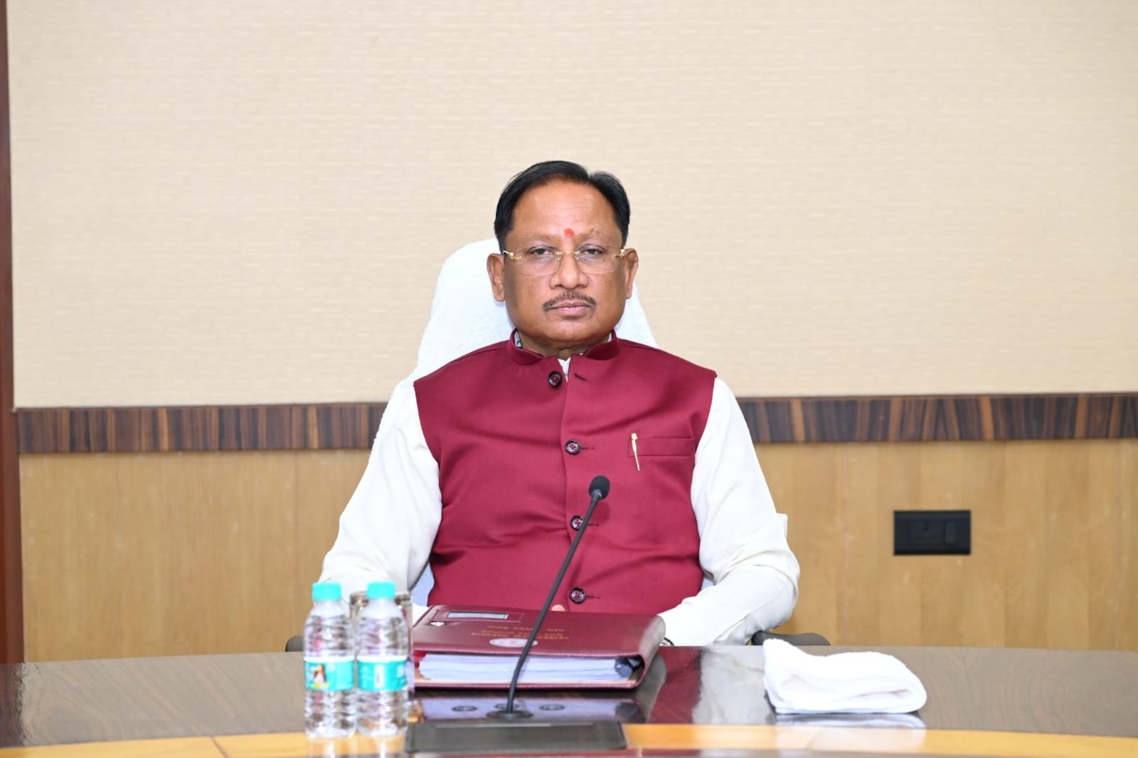 मुख्यमंत्री विष्णु देव साय ने विधानसभा अध्यक्ष डॉ. रमन सिंह को वैवाहिक वर्षगांठ पर दी बधाई