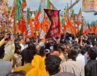इंदौर में BJP नगर अध्यक्ष ने घुमाई बनेठी:डोल ग्यारस पर दिखाया पारंपरिक कौशल; बीमारी से उबरने के बाद अखाड़े में उतरे सुमित मिश्रा