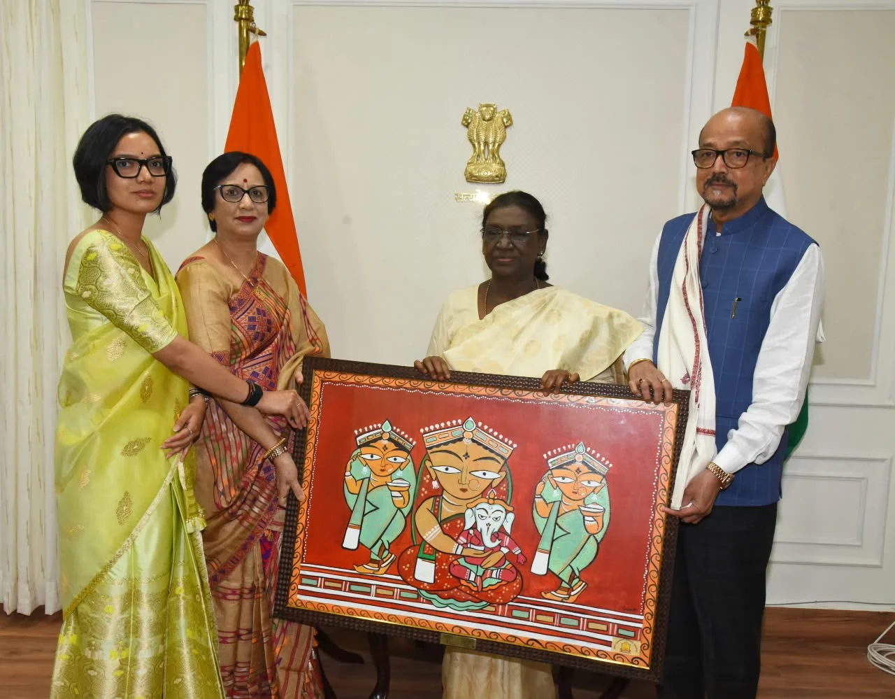 राष्ट्रपति श्रीमती द्रौपदी मुर्मु को राज्यपाल रमेन डेका ने भेंट की पहाड़ी मैना की प्रतिकृति