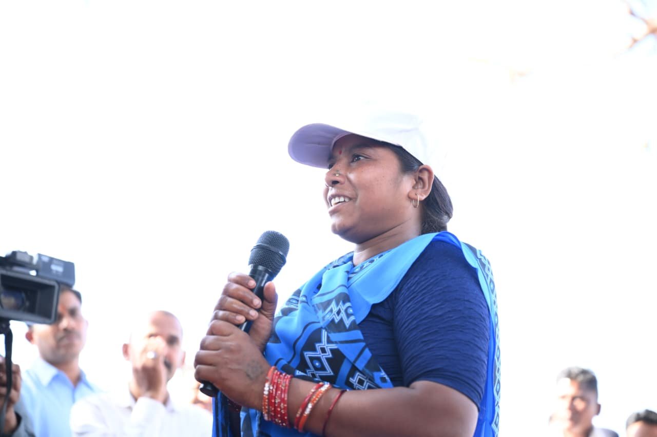 सुशासन तिहार: सरोधी की चौपाल में उभरी बदलाव की प्रेरक कहानी, स्वच्छता दीदी मनीषा मरकाम की आर्थिक स्थिति हुई सशक्त