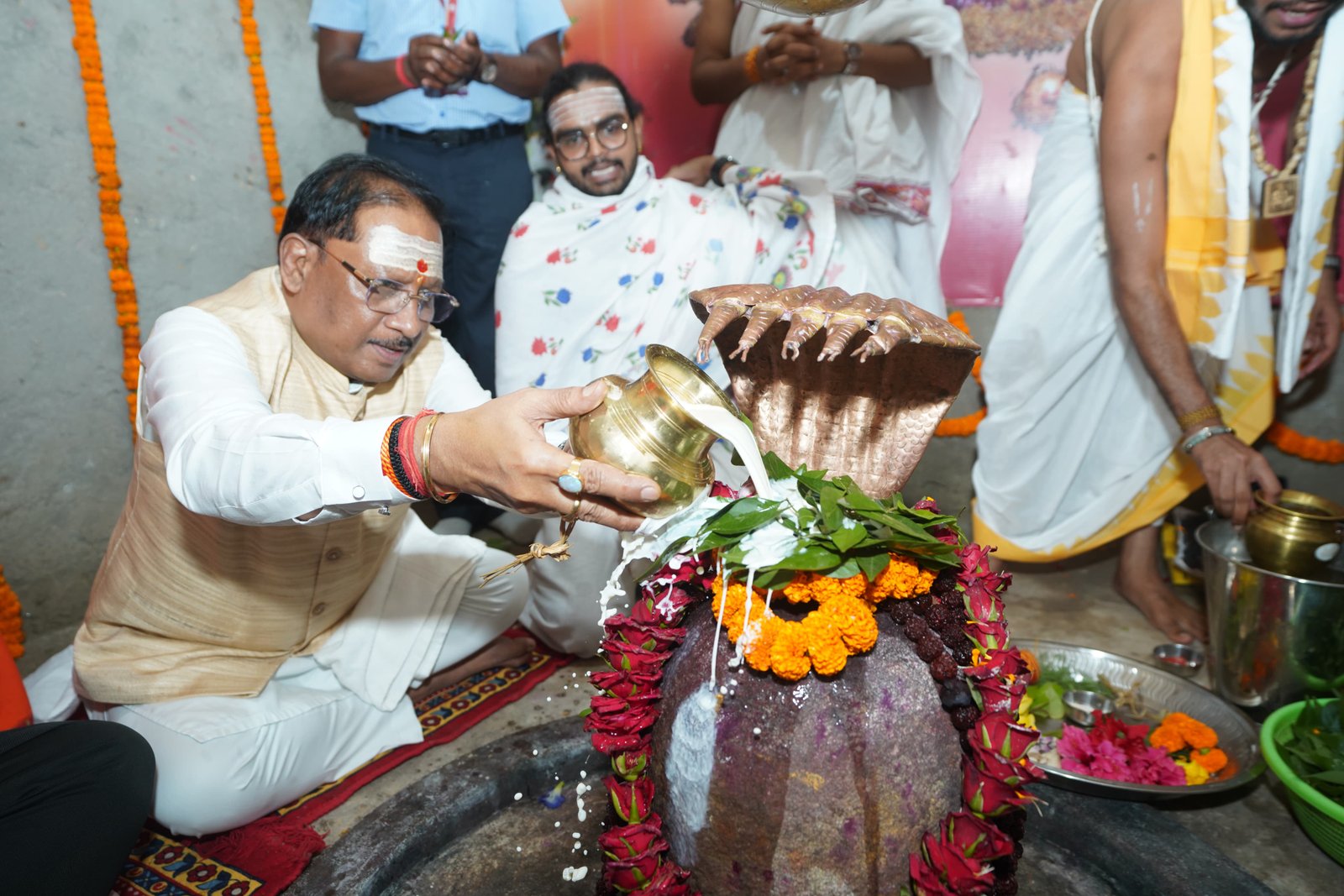 मुख्यमंत्री  विष्णुदेव साय ने बाबा कर्मेश्वर का किया रुद्राभिषेक, प्रदेशवासियों की सुख-समृद्धि और खुशहाली की कामना की