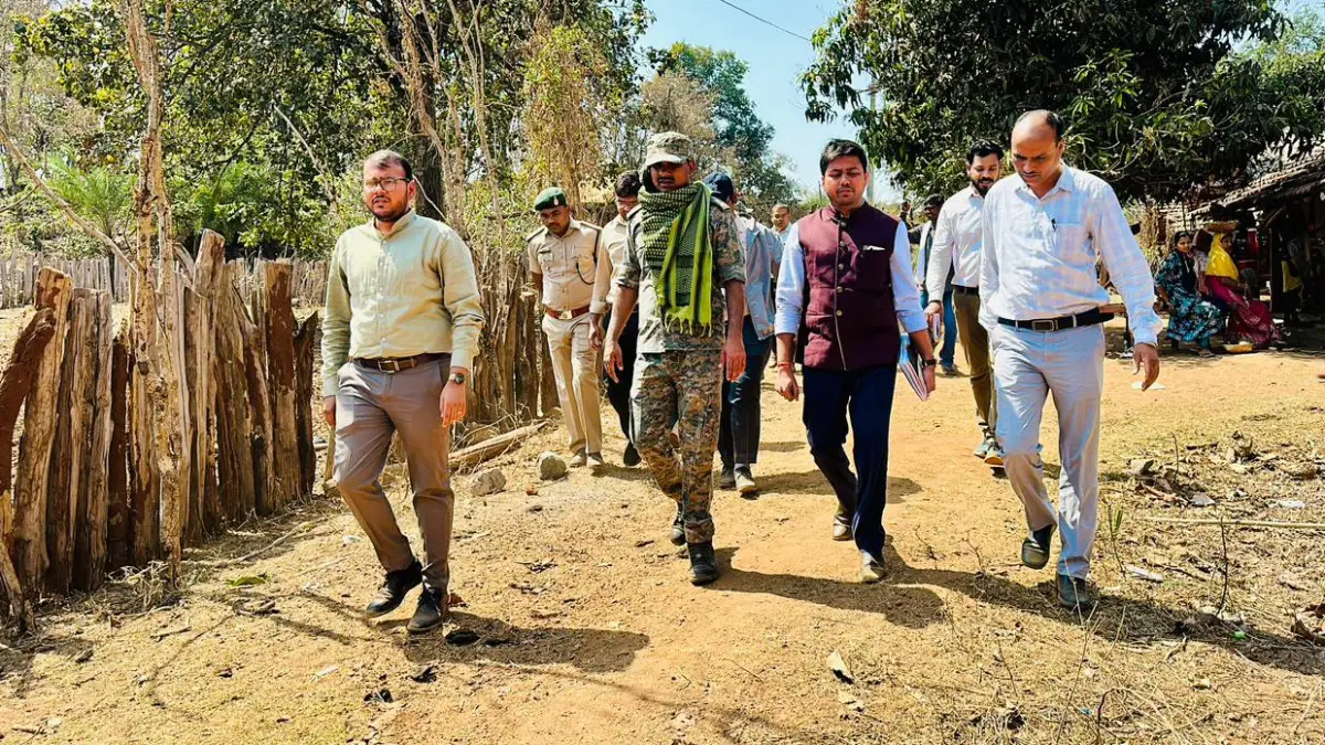 कलेक्टर-एसपी ने घर-घर जाकर सुनी लोगों की समस्याएं : बाइक पर सवार होकर अंदरूनी गांवों में पहुंचे, समस्याओं का किया समाधान