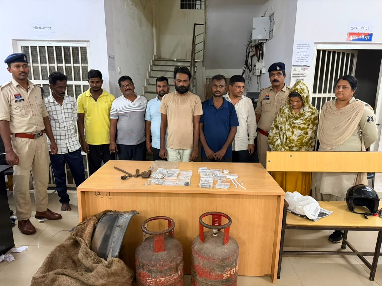 वैशाली नगर पुलिस ने बंद मकानों में चोरी करने वाले गिरोह का किया खुलासा, 05 आरोपी गिरफ्तार; सोने-चांदी के आभूषण, नकदी, गैस सिलेंडर एवं चोरी में प्रयुक्त वाहन सहित सामान बरामद