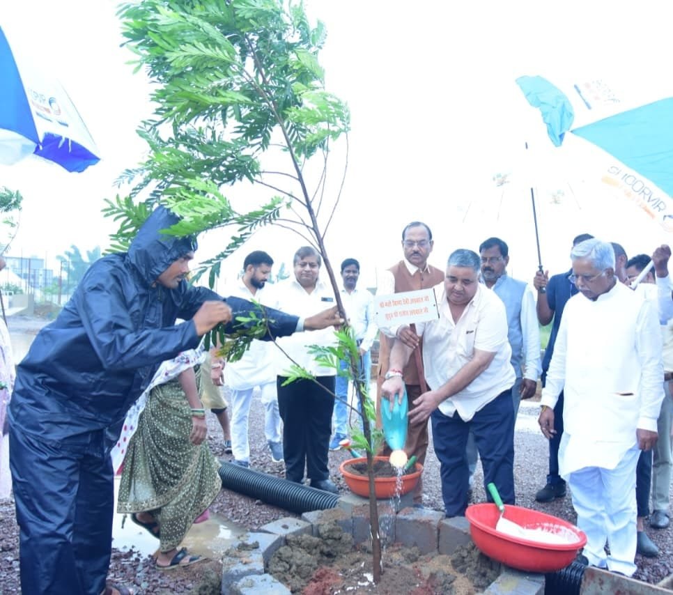 एक पेड़ माँ के नाम’ अभियान से पर्यावरण संरक्षण का संदेश, मंत्री राजेश अग्रवाल ने किया वृक्षारोपण