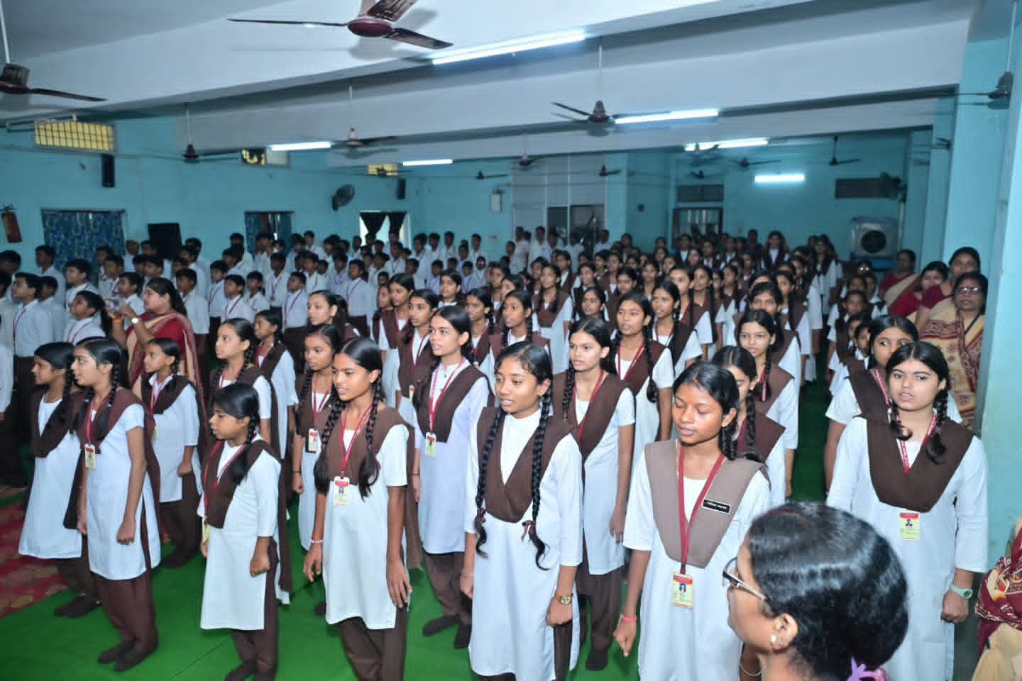 सरस्वती शिशुु मंदिर में विद्यार्थियों ने सामूहिक रूप से गाए वंदे मातरम