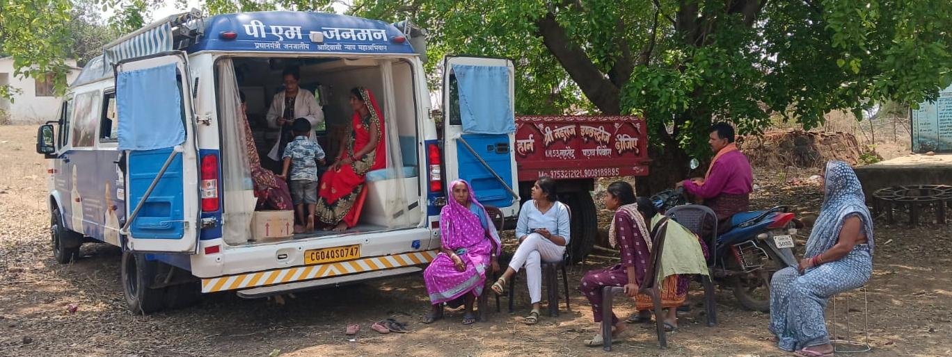 वनांचलों की 'संजीवनी' बनी मोबाइल मेडिकल यूनिट: साढ़े तीन माह में 2000 से अधिक ग्रामीणों का हुआ निःशुल्क उपचार