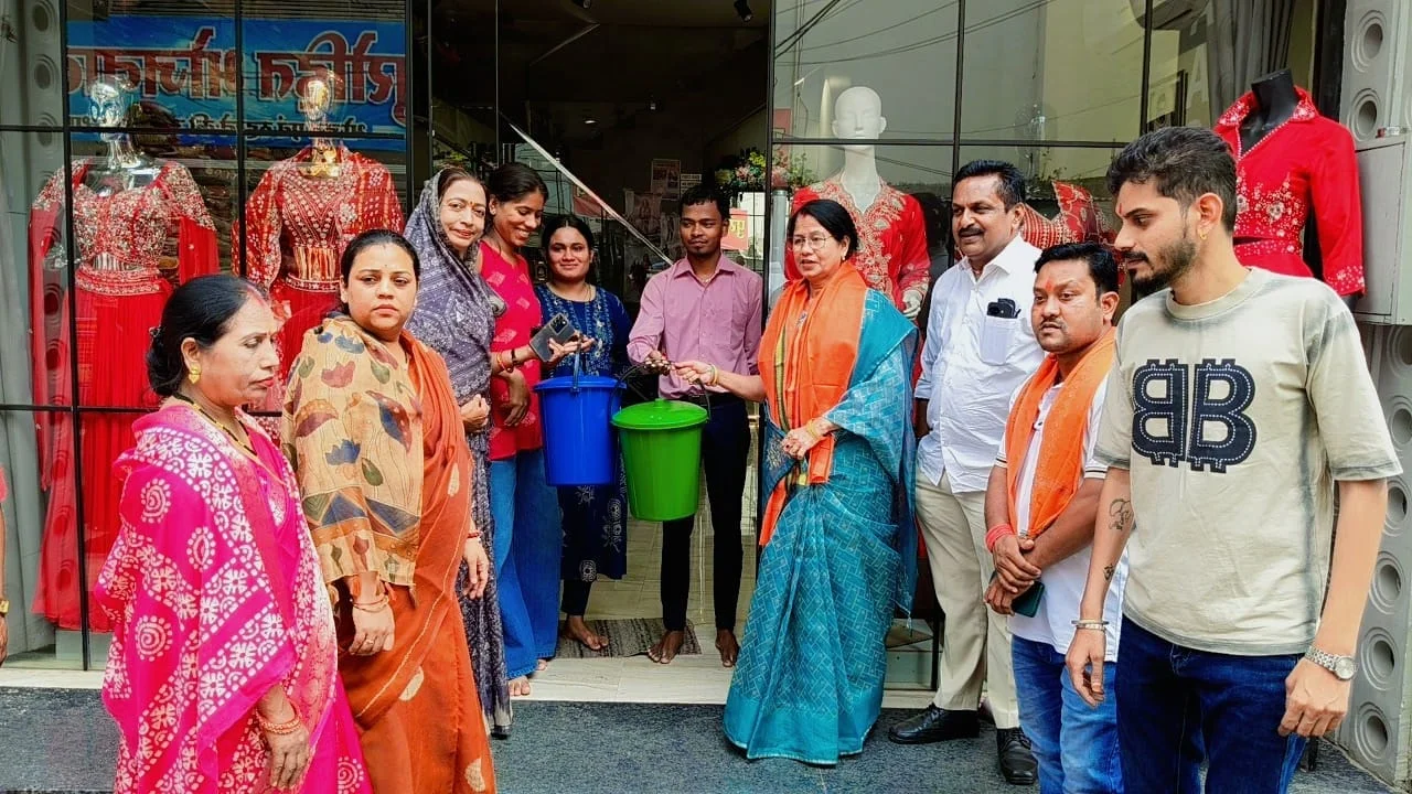 महापौर अलका बाघमार ने दुकानदारों को वितरित किए डस्टबिन, सड़क पर कचरा नहीं फेंकने की अपील
