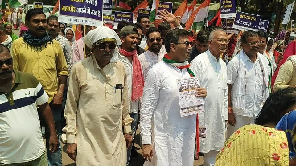 पानी, सफाई और पेंशन मुद्दे पर कांग्रेस का नगर निगम घेराव, जमकर प्रदर्शन