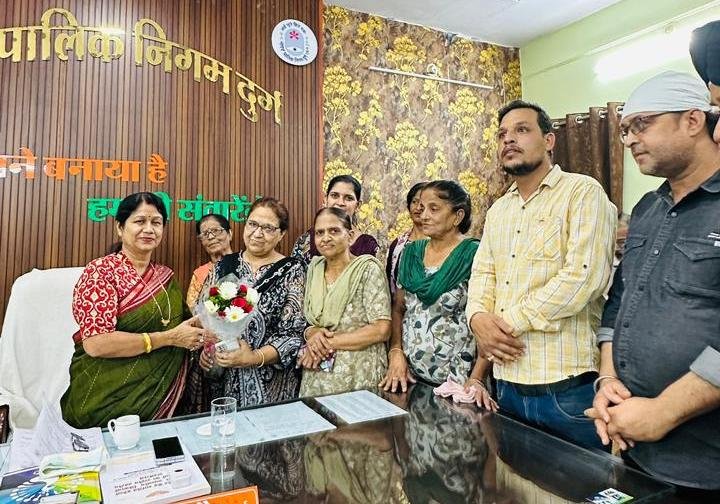 वार्ड क्रमांक 47 रायपुर नाका क्षेत्रवासियों ने महापौर से मुलाकात कर जताया आभार