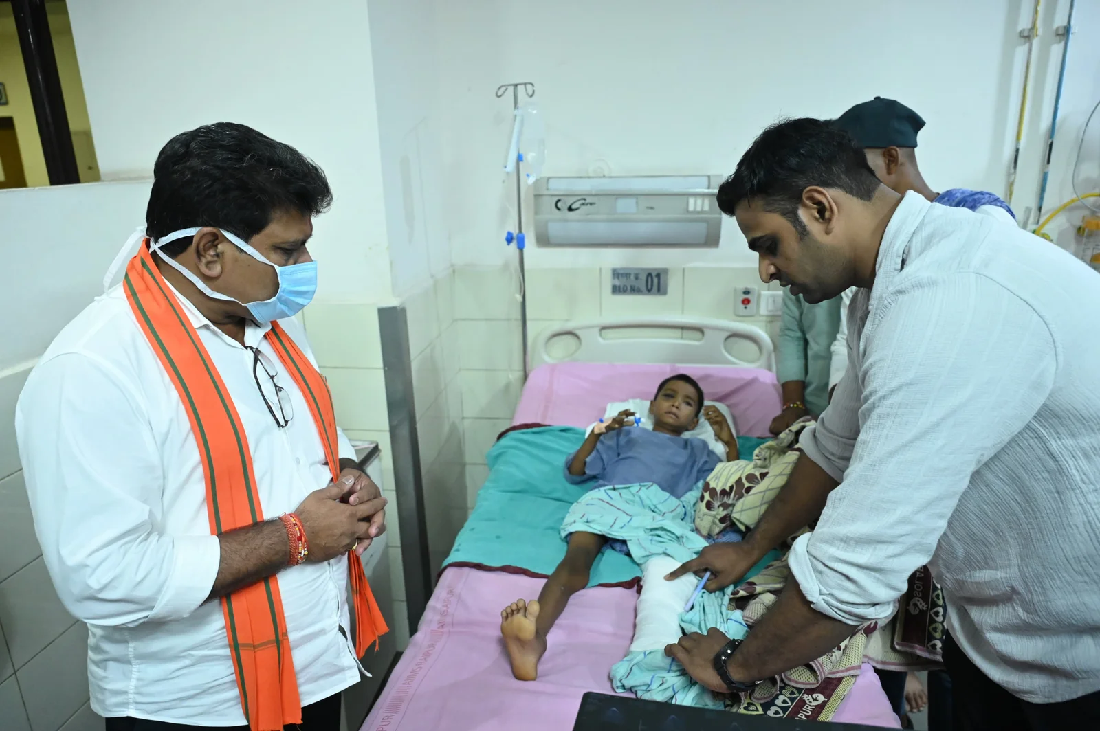 उप मुख्यमंत्री विजय शर्मा ने एम्स रायपुर में महाराष्ट्र सड़क हादसे के घायलों से की मुलाकात