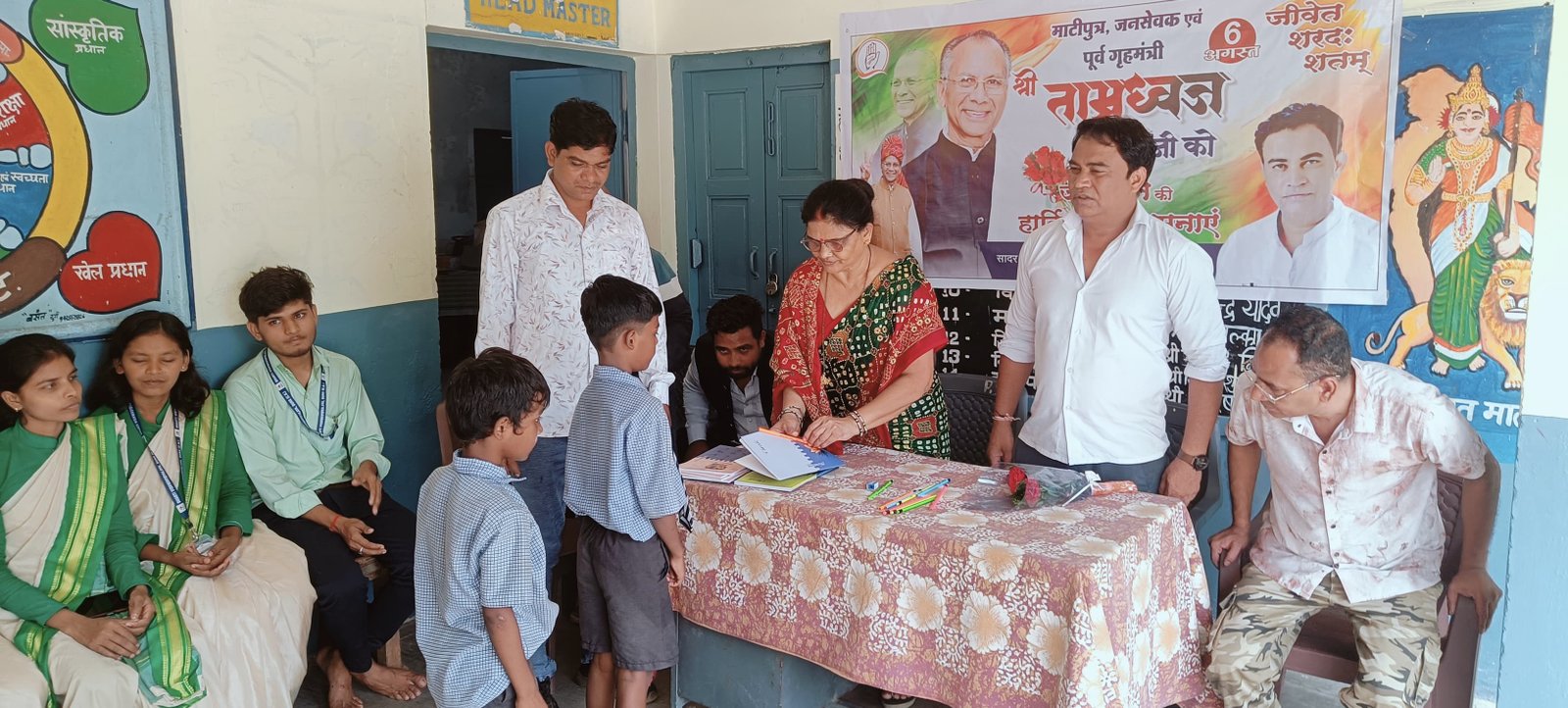 पूर्व गृहमंत्री ताम्रध्वज साहू जी के जन्मदिन पर दुर्ग में स्कूली बच्चों को कॉपी वितरण एवं मिठाइयाँ वितरित कर जन्मदिन मनाया - अय्यूब खान