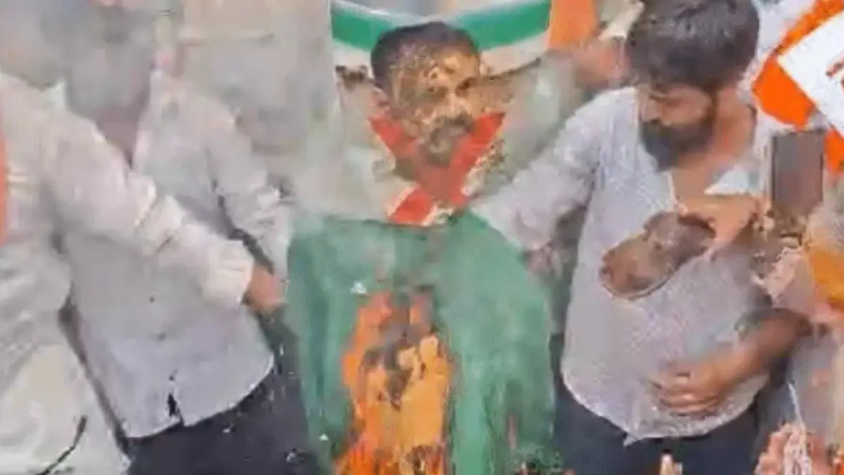 VHP-बजरंग दल का उग्र प्रदर्शन, राहुल गांधी का पुतला फूंका; संसद में विपक्ष के विरोध पर जताया आक्रोश