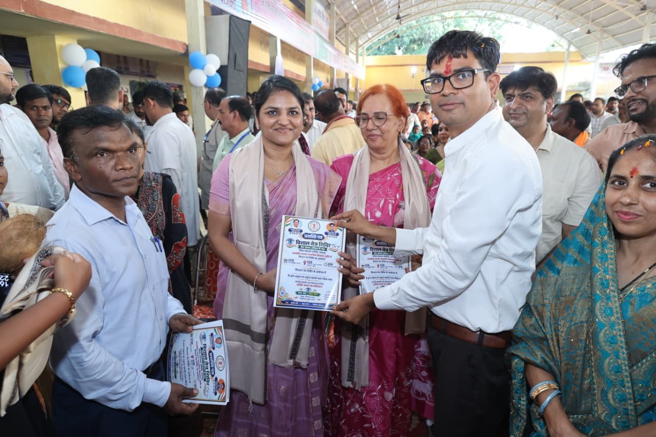 सेवा मेरा योगदान: पुसौर में विशाल नेत्र जांच शिविर, 3493 लोगों की हुई जांच