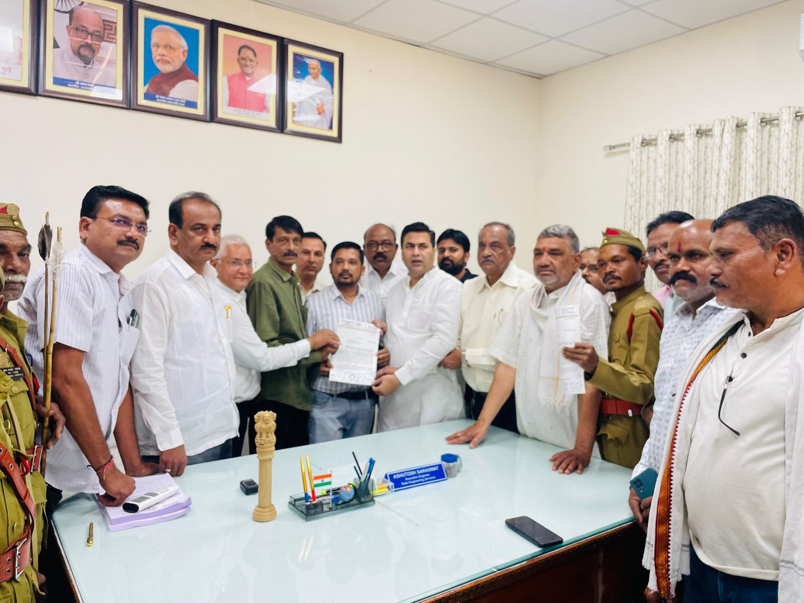 60 वर्षों पुराने सार्वजनिक मार्ग को बंद करने को लेकर कांग्रेस ने किया विरोध , सौंपा ज्ञापन