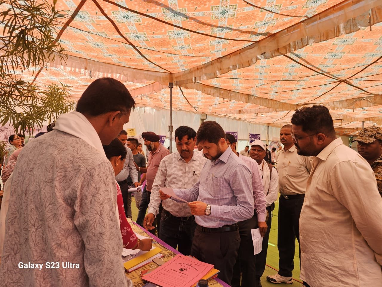 जुनवानी शिविर का कलेक्टर ने किया निरीक्षण, योजनाओं का लिया जायजा