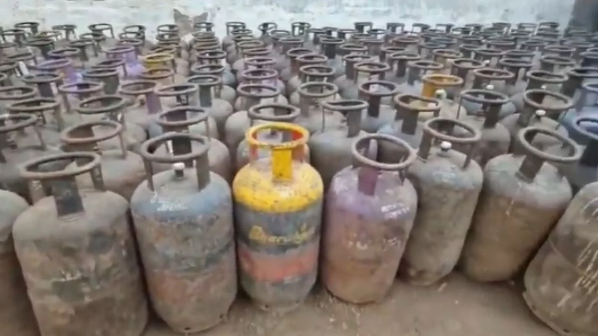 मुंडका में दिल्ली पुलिस की बड़ी कार्रवाई, 610 LPG सिलेंडर जब्त