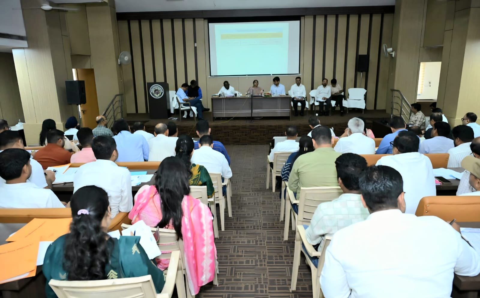 निर्माण कार्यों का हर 15 दिनों में करें निरीक्षण, नागरिक सुविधाओं के काम में न हो लापरवाही : शंगीता आर.