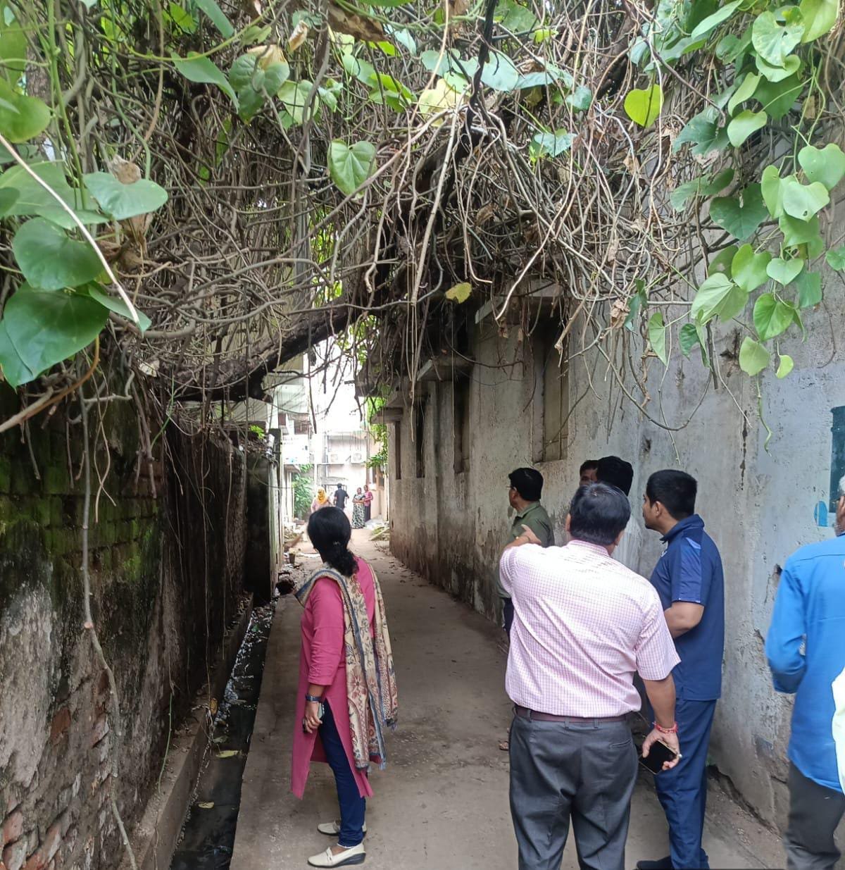 दुर्ग नगर निगम की नई आयुक्त लीना कोसम ने वार्ड 28 पचरी पारा में सफाई व्यवस्था का लिया जायजा