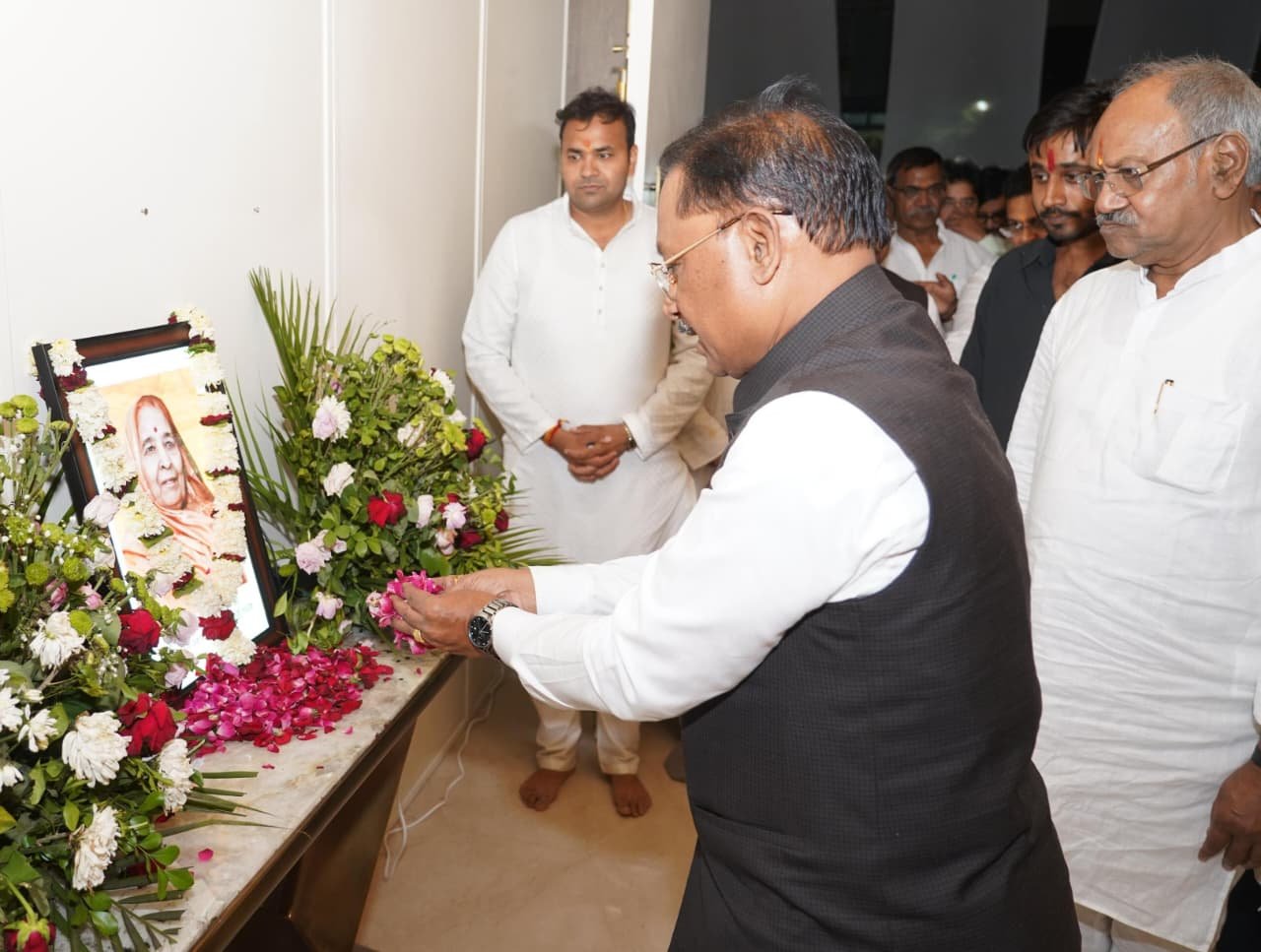 मुख्यमंत्री विष्णु देव साय ने स्वर्गीय प्रेमलता अग्रवाल को दी श्रद्धांजलि