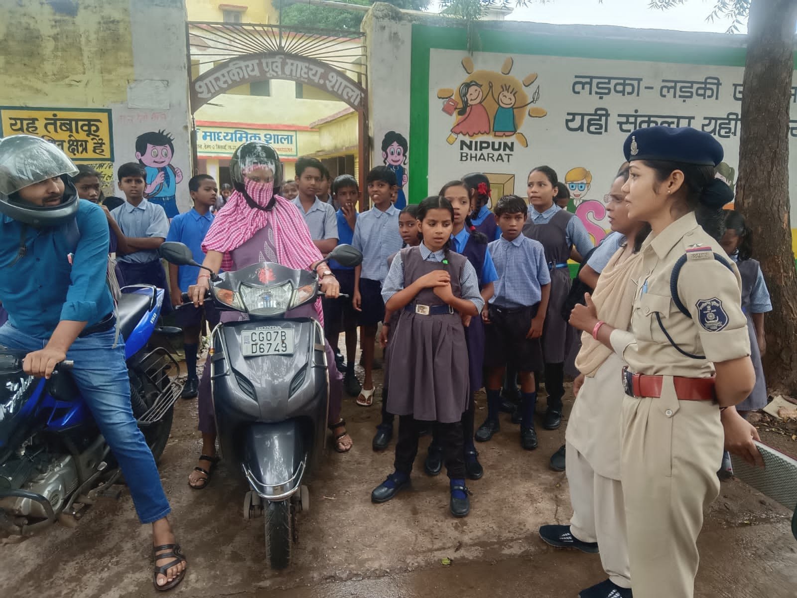 महिलाओं एवं छात्राओं की सुरक्षा के लिए दुर्ग पुलिस का पिंक पेट्रोलिंग अभियान जारी, स्कूलों में चलाया जागरूकता अभियान