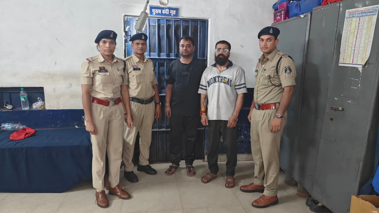 नकली GOLD FLAKE सिगरेट बेचने वाले दो आरोपी गिरफ्तार, ₹2.07 लाख की 18 हजार सिगरेट जब्त
