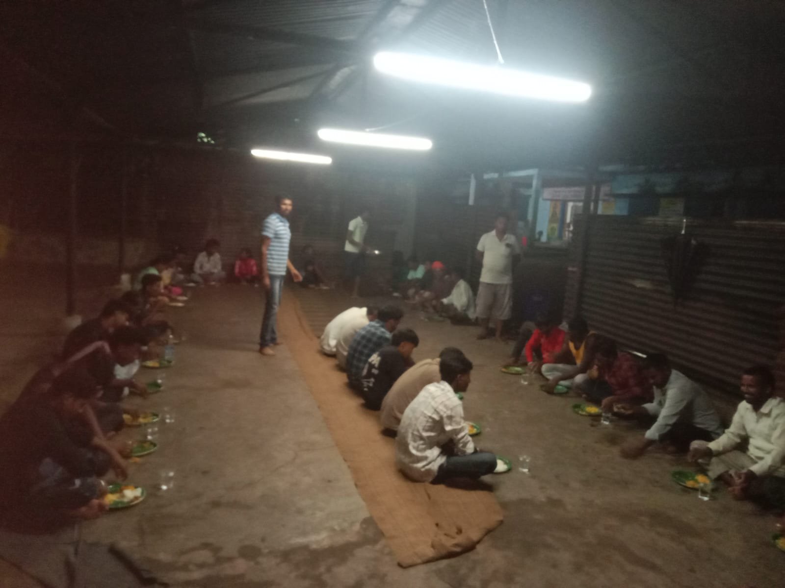 नेलसनार में बाढ़ के बीच जिला प्रशासन की मानवीय पहल, बाढ़ में फंसे यात्रियों को कराया भोजन