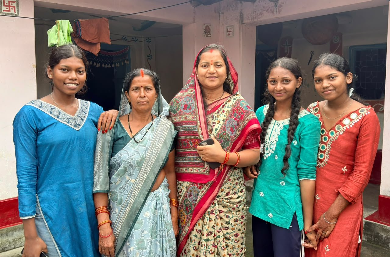 मंत्री लक्ष्मी राजवाड़े पहुंचीं ग्राम कुंजनगर, महिलाओं से किया आत्मीय संवाद