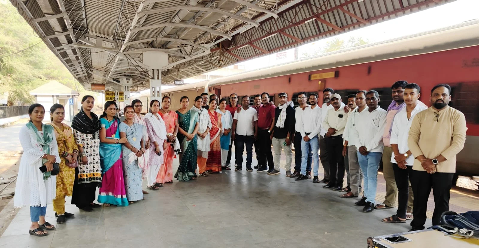 भीषण गर्मी में शीतल जलसेवा से रेलयात्रियों को दी राहत