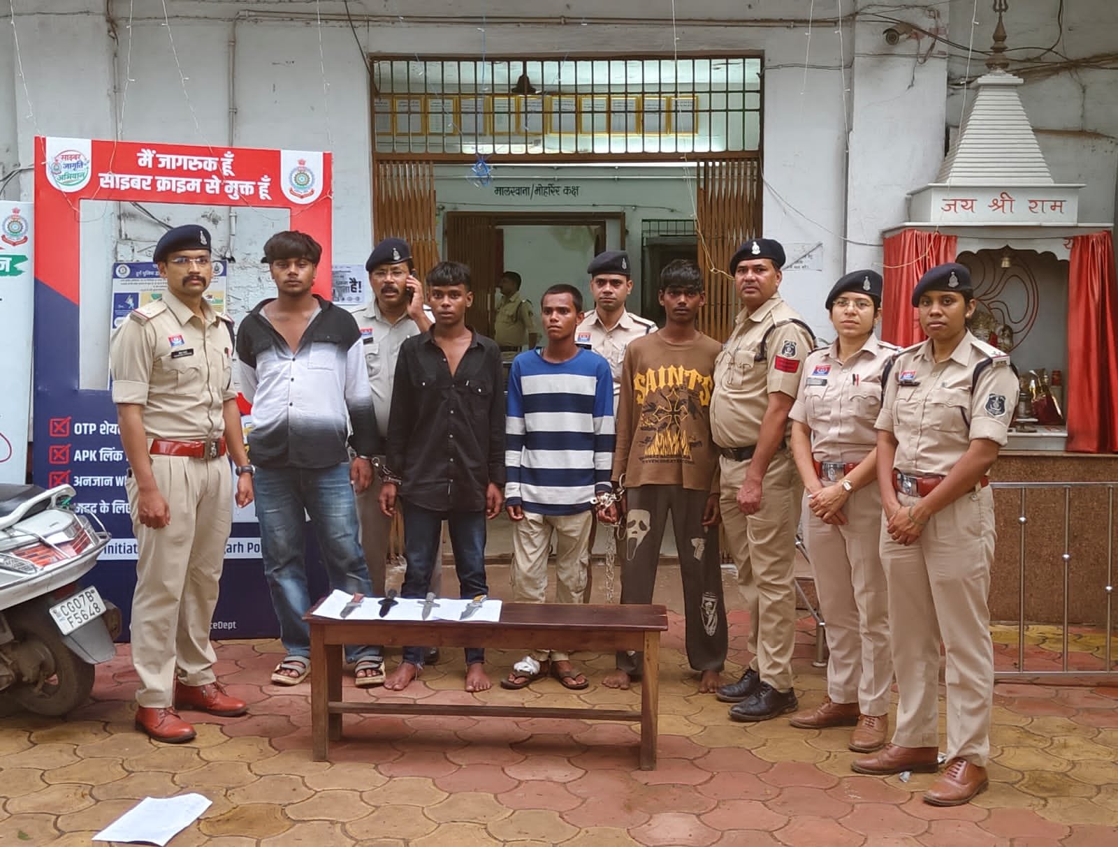धारदार हथियार लेकर राहगीरों को डराने-धमकाने वाले दो आरोपी गिरफ्तार, विधि से संघर्षरत बालक सहित 03 से 03 धारदार हथियार बरामद