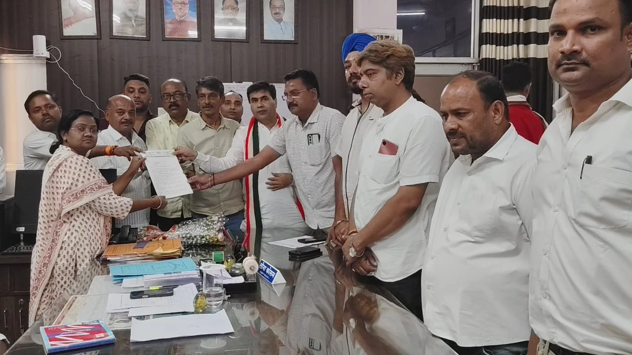 शहर की बदहाल व्यवस्था को लेकर कांग्रेस ने निगम आयुक्त को सौंपा ज्ञापन