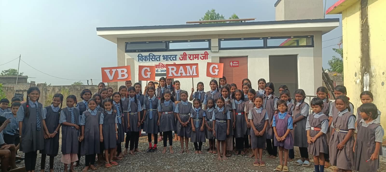 मेरी बेटी–मेरा अभिमान’ अभियान के तहत ग्राम तर्रा में 7 लाख रुपए की लागत से निर्मित शौचालय में सौर ऊर्जा से प्रकाश व्यवस्था