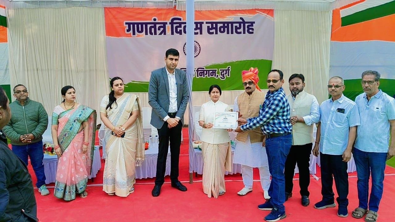 नगर निगम मुख्यालय में देशभक्ति के साथ मनाया गया 77वां गणतंत्र दिवस