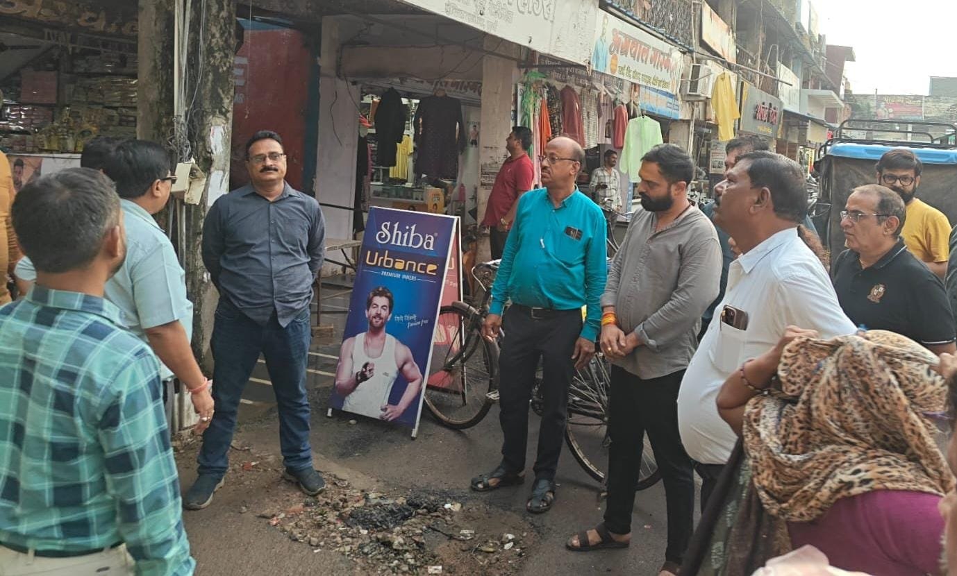 इंदिरा मार्केट के सार्वजनिक शौचालयों का सभापति श्याम शर्मा एवं प्रभारी देव नारायण चन्द्राकर ने किया निरीक्षण