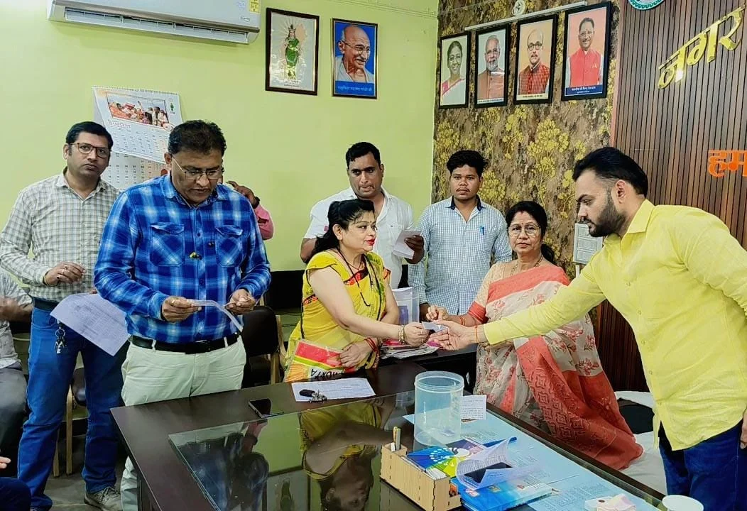 महापौर अलका बाघमार ने निकाली लॉटरी, 16 हितग्राहियों को मिला आवास