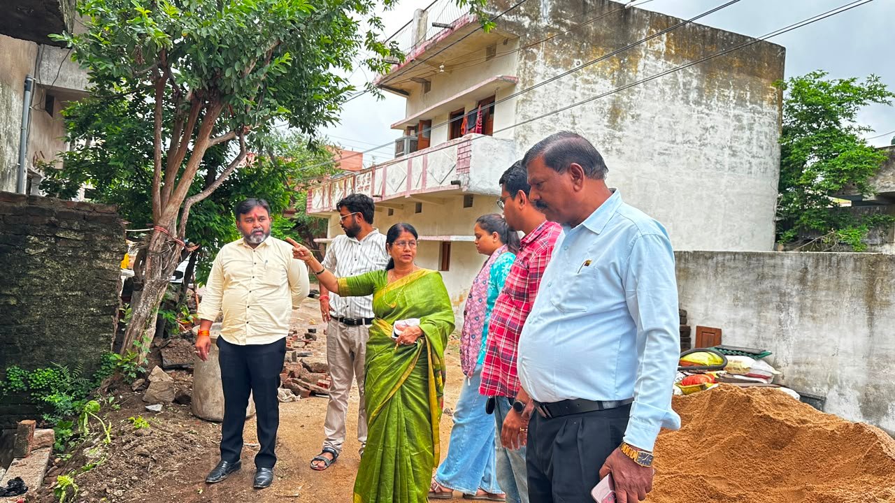 महापौर अलका बाघमार ने नाली निर्माण कार्यों का किया निरीक्षण, गुणवत्ता से समझौता नहीं होगा