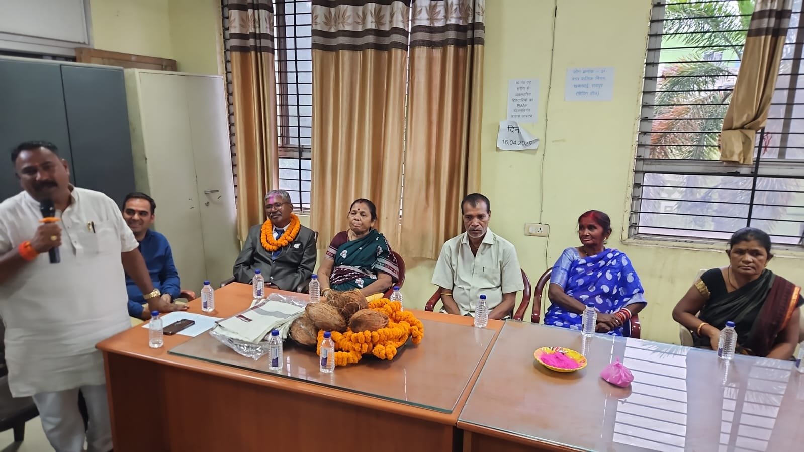 नगर निगम रायपुर के जोन 1 कार्यालय में सेवानिवृत्त कर्मचारियों को भावभीनी विदाई