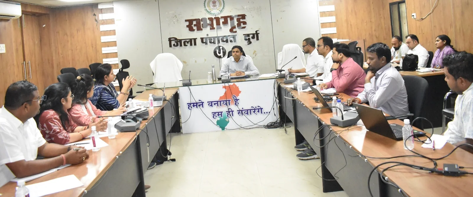 जिला पंचायत में मनरेगा एवं प्रधानमंत्री आवास कार्यों की समीक्षा बैठक आयोजित