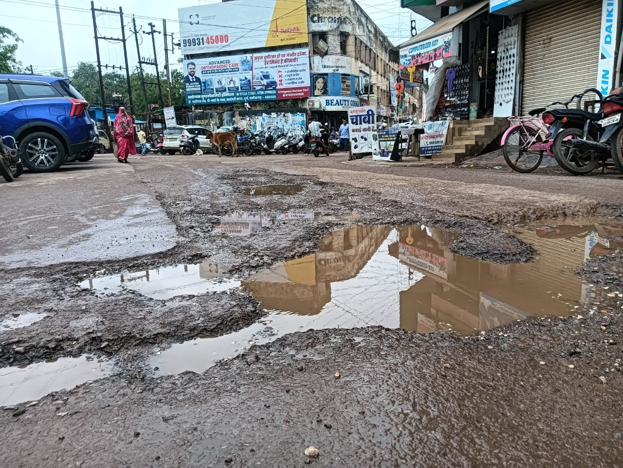 इंदिरा मार्केट की जर्जर सड़क बनी हादसों का कारण, ऑल इंडिया यूथ फेडरेशन ने निगम आयुक्त से की तत्काल मरम्मत की मांग