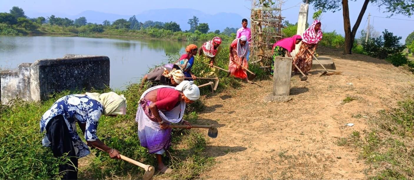 माटी में रोजगार- प्रतिदिन 300 रुपए की मजदूरी से श्रमिक परिवारों को मिला मजबूत आर्थिक आधार, पलायन पर लगी रोक