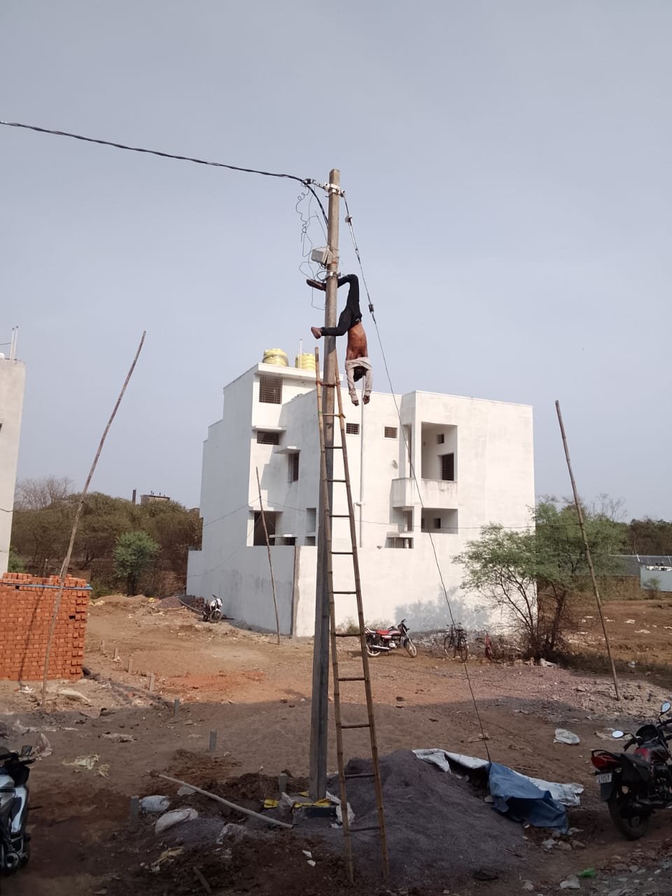 करंट लगने से ठेका कर्मचारी की दर्दनाक मौत