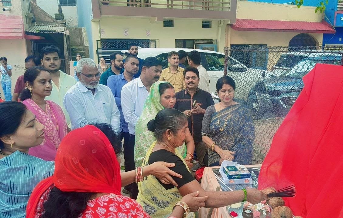 -वार्ड 50 और 53 में विकास कार्यों की सौगात, महापौर अलका बाघमार ने नागरिको के साथ किया भूमिपूजन