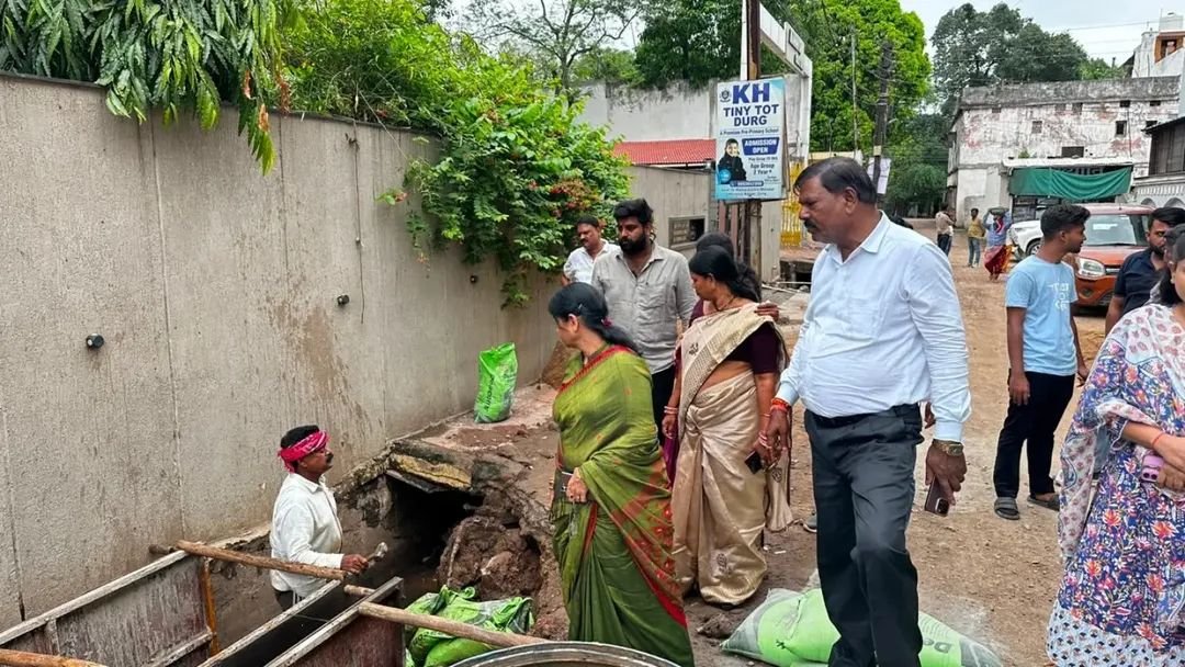 बैद्यनाथ पारा नाली निर्माण में अनियमितता की शिकायत पर महापौर का औचक निरीक्षण, सुधार नहीं होने पर ब्लैकलिस्ट की चेतावनी