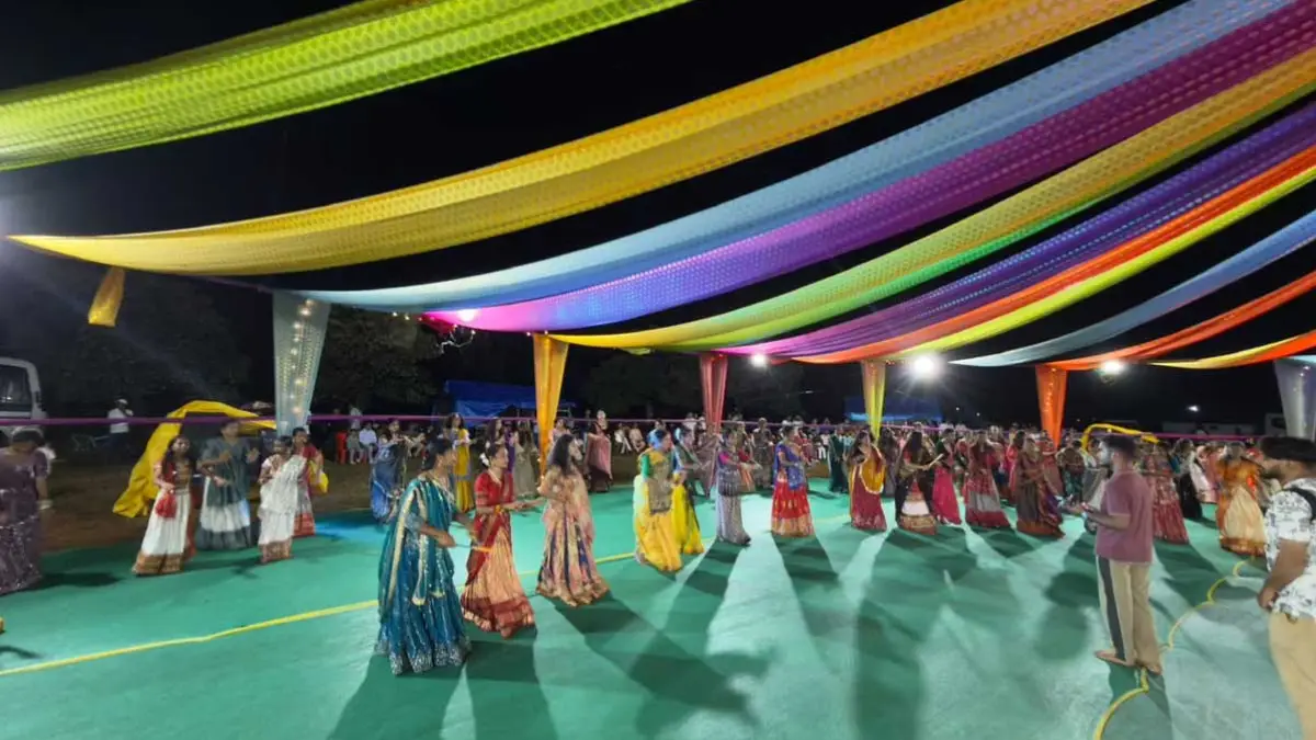 सुकमा में पहली बार गरबा महोत्सव : बंदूक छोड़ डांडिया की थाप पर थिरके जवानों के परिवार, पुलिस लाइन में दिखा उत्सव का रंग