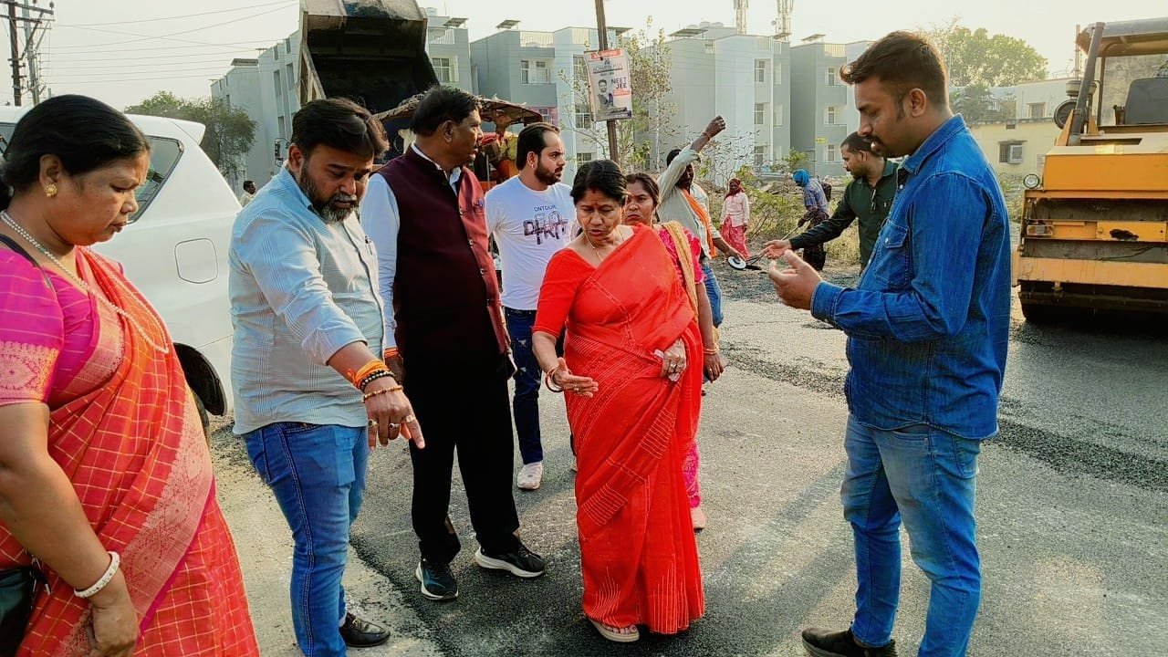 गुणवत्ता से समझौता नहीं: वार्ड 48 पुलिस लाइन में चल रहे सड़क डामरीकरण कार्य का महापौर अलका बाघमार ने किया निरीक्षण